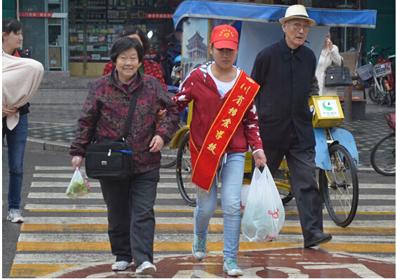 “学雷锋”志愿服务活动系列报道（一）――文明交通劝导活动