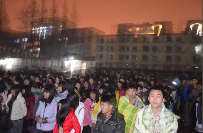 我校顺利组织地震应急疏散演练