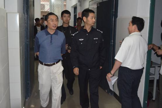 我校安全委员会对男生寝室进行了一次突击检查