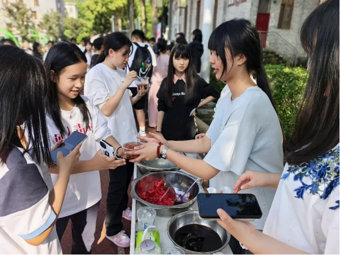 乐享校园集市 邂逅趣味时光——学校举办兰台集市活动