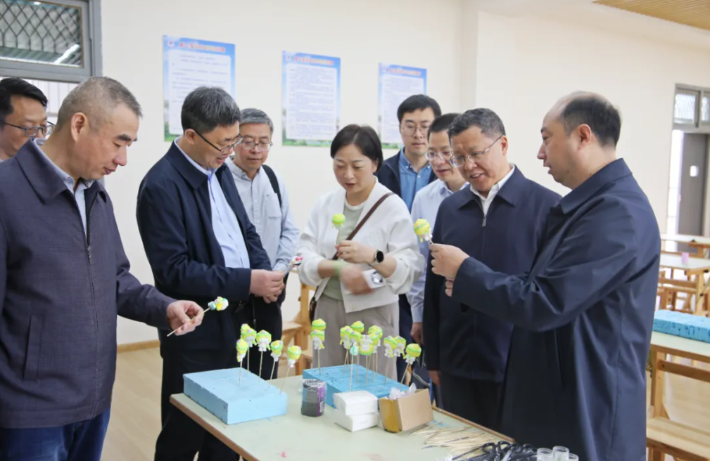 浙江省档案馆副馆长王健一行来校调研指导